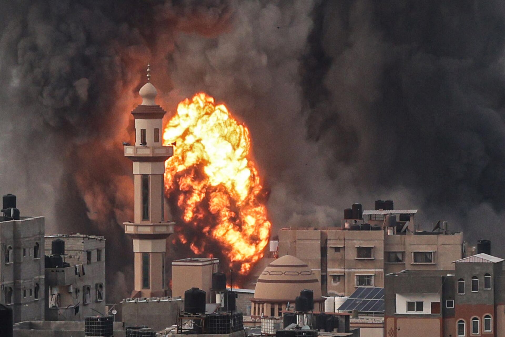 Взрыв во время израильского удара по Рафаху на юге сектора Газа  - Sputnik 日本, 1920, 22.12.2023