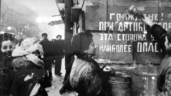 解放後の街に繰り出す人々。建物の壁には「市民の皆さん！砲撃の際、通りのこちら側はとても危険です」との注意書きが残る（1944年撮影） - Sputnik 日本