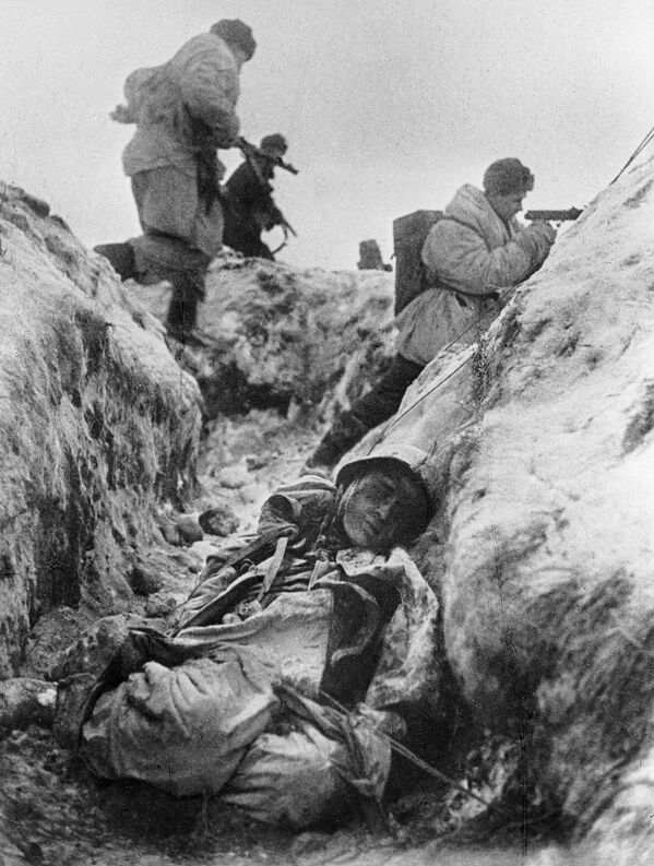 レニングラード戦線で戦闘に参加する、アンドレイ・ボンダレフ大佐率いる第168狙撃師団の兵士たち（1941年11月撮影） - Sputnik 日本