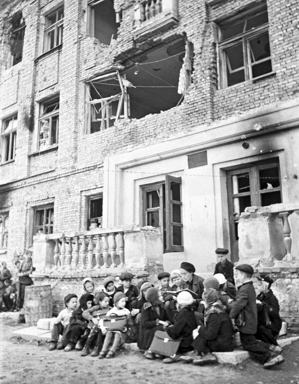 ドイツ軍の砲撃で破壊された学校で行われた青空教室（1943年10月撮影） - Sputnik 日本