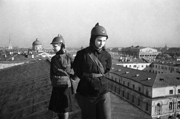 建物の屋上で防空任務にあたる兵士（1942年8月撮影） - Sputnik 日本