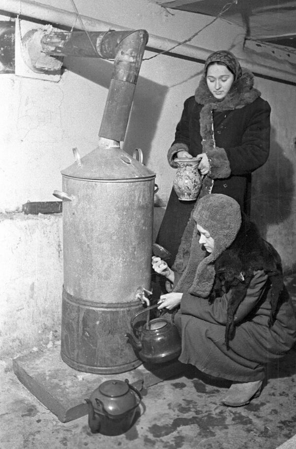 住宅管理局の地下室で熱湯の配給を受け取る市民（1942年2月撮影） - Sputnik 日本