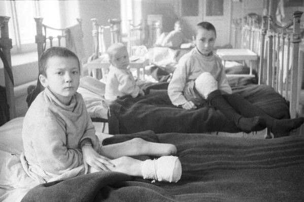 ドイツ軍の砲撃で負傷し、レニングラード市の病院に入院する子どもたち（1942年11月撮影） - Sputnik 日本
