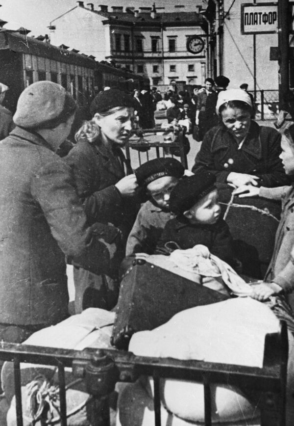 レニングラード市から避難する子どもたち（1942年10月撮影） - Sputnik 日本