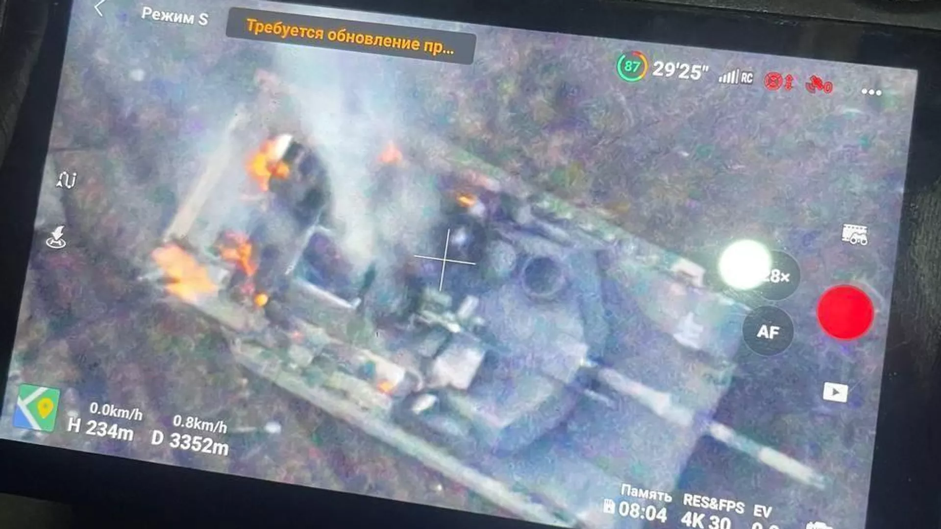 アブデーフカ方面で破壊された最初のエイブラムス戦車。FPVドローン用コントロールパネルの画面上に表示されている。 アブデーフカ方面で破壊された最初のエイブラムス戦車。FPVドローン用コントロールパネルの画面上に表示されている。 - Sputnik 日本, 1920, 27.04.2024