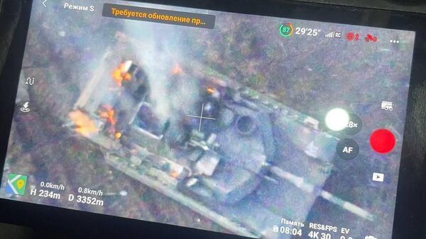 アブデーフカ方面で破壊された最初のエイブラムス戦車。FPVドローン用コントロールパネルの画面上に表示されている。 - Sputnik 日本