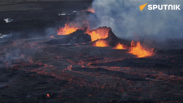 アイスランドで再び火山噴火　溶岩があふれ出す  - Sputnik 日本