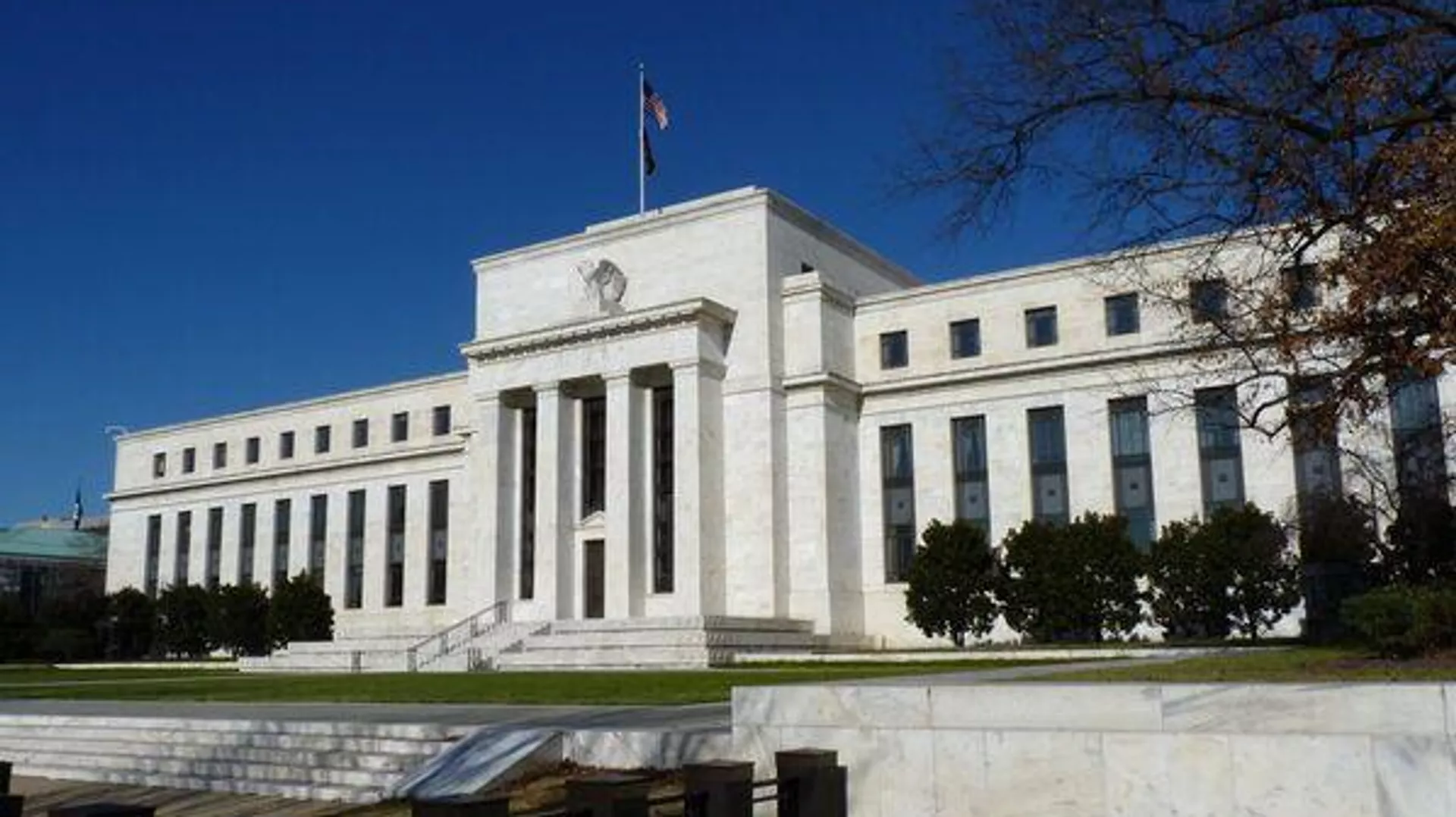 米FRBが政策金利の据え置きを決定、「インフレ率は依然として高い水準」