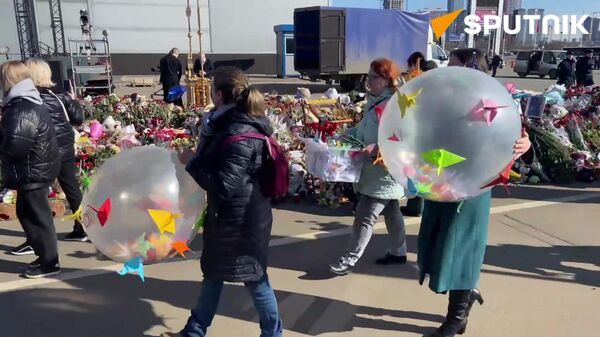「平和と善行の鶴」モスクワの生徒が銃撃テロの犠牲者に2000羽以上の折り鶴を捧げる - Sputnik 日本
