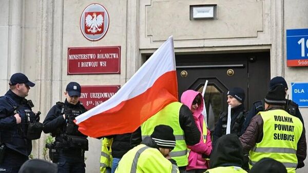 ポーランドの農家、農業省の建物の入り口を封鎖 - Sputnik 日本