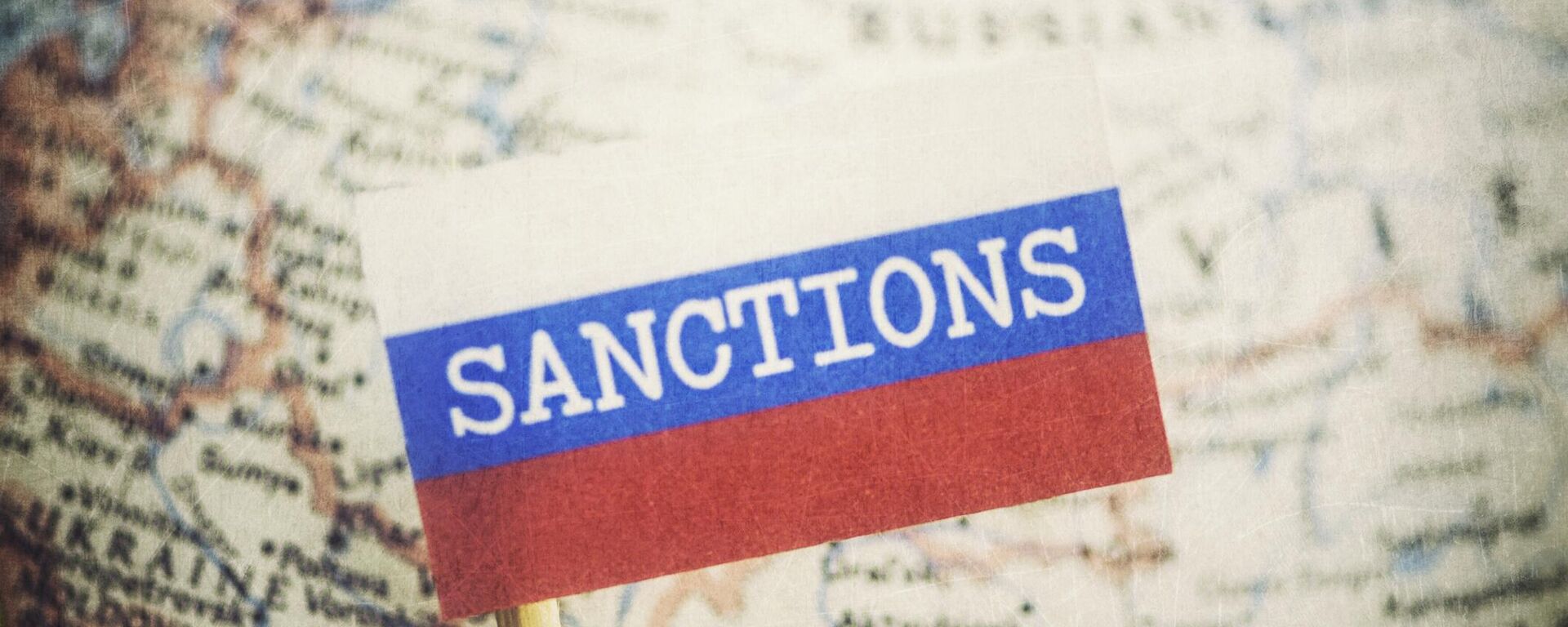 Слово санкции на российском флаге на фоне карты - Sputnik 日本, 1920, 13.06.2024