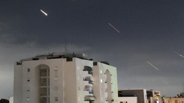 イランから発射されたミサイルを迎撃するイスラエルの防空システム「アイアンドーム」 - Sputnik 日本