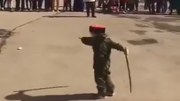 露クバンのコサック少年が剣舞を披露、観客をわかす - Sputnik 日本