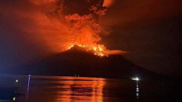 インドネシアで大きな噴火 - Sputnik 日本