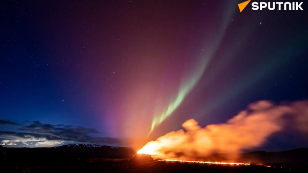 アイスランドで見られたオーロラと噴火が照り映える夜空 - Sputnik 日本