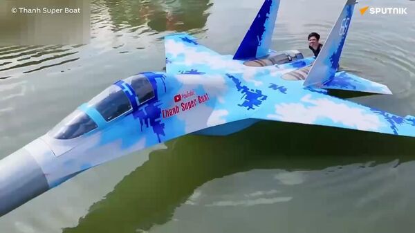「水上を舞い上がる」ベトナム人男性、Su-35戦闘機の模型を組み立てる - Sputnik 日本