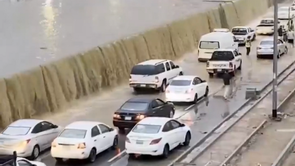 サウジアラビアで道路が川に変わる - Sputnik 日本