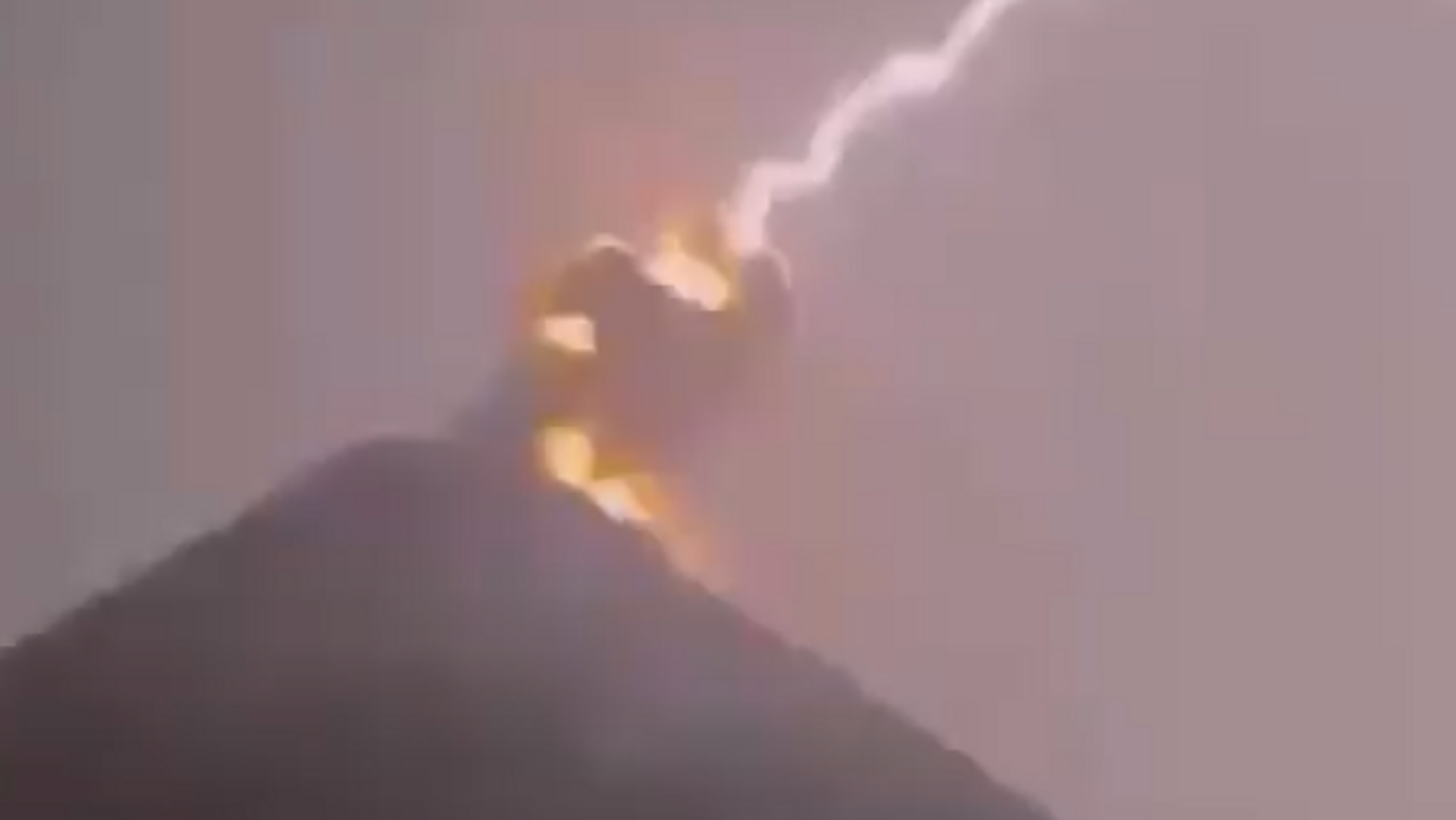 グアテマラで火山に落雷 - Sputnik 日本, 1920, 05.05.2024