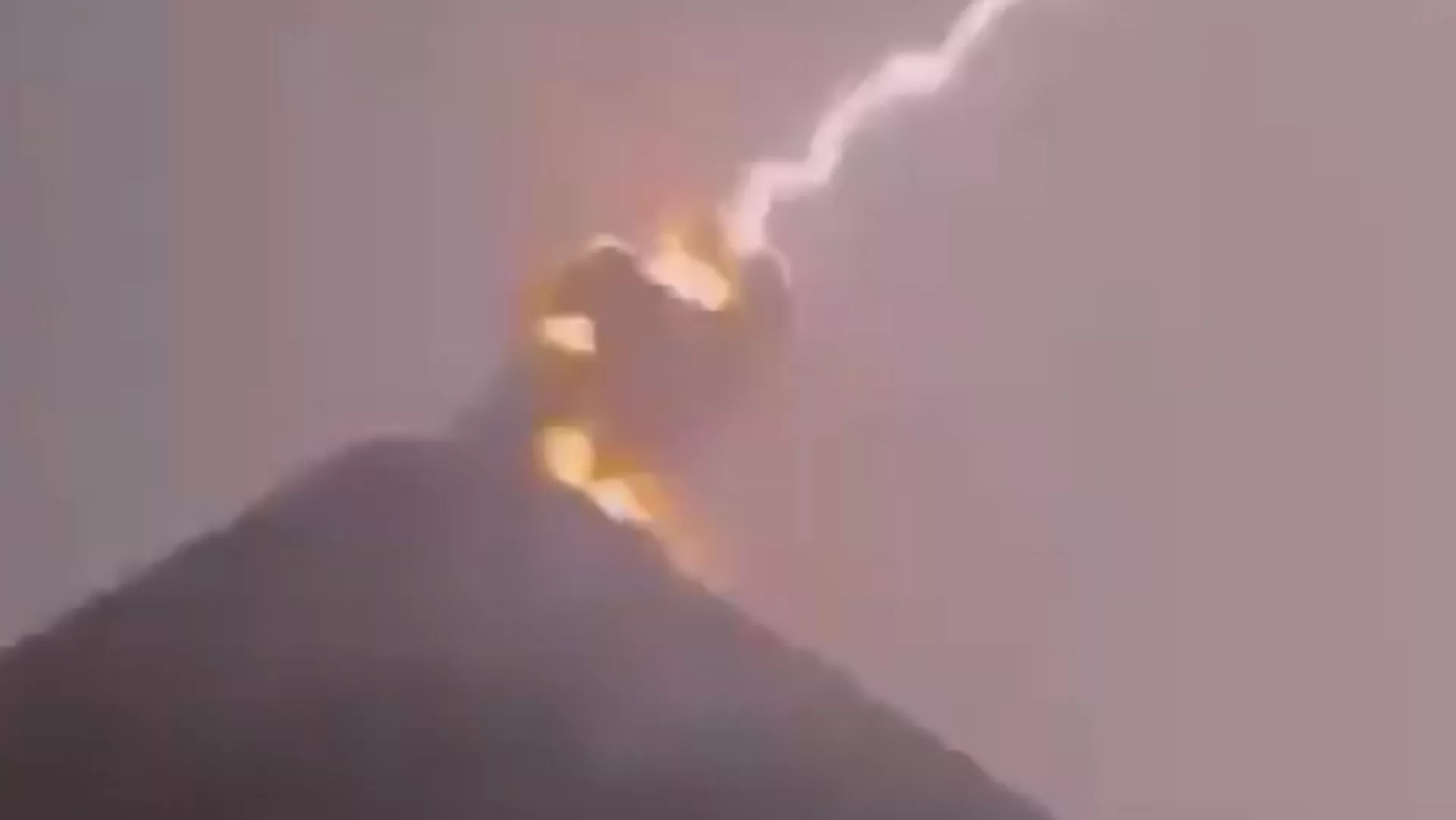 グアテマラで火山に落雷 - Sputnik 日本, 1920, 05.05.2024