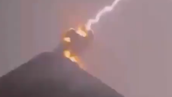 グアテマラで火山に落雷 - Sputnik 日本
