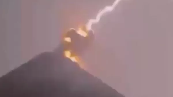 グアテマラで火山に落雷 - Sputnik 日本