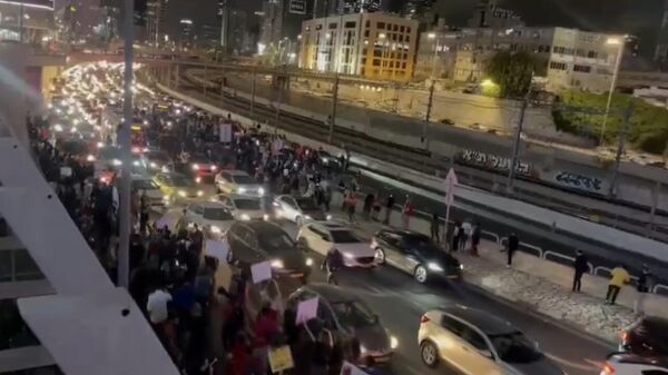 高速道路を封鎖するイスラエルのデモ隊 - Sputnik 日本