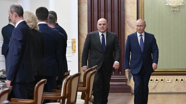 閣僚らを前に歩くプーチン大燈籠とミシュスチン首相 - Sputnik 日本