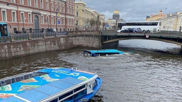 サンクトペテルブルクでバスが川に転落 - Sputnik 日本