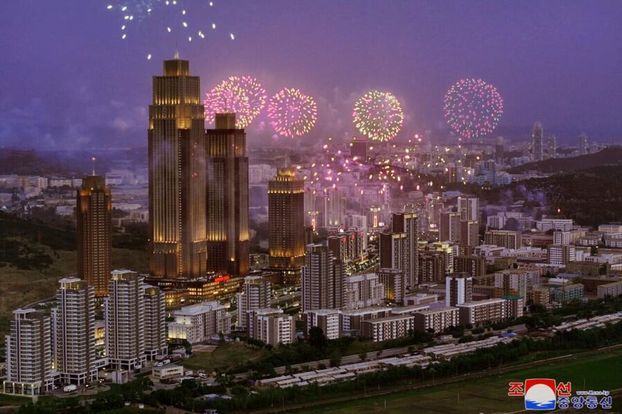 平壌に80階建てタワマン 金正恩氏、「愛するお嬢様」と式典参加