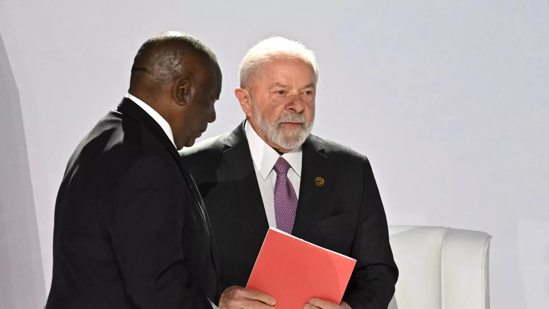 相次いで自身の不参加を発表した南アフリカのラマポーザ大統領（左）とブラジルのルーラ大統領