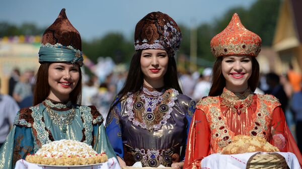 タタール人の民族衣装を着た女性たち。タタールスタン共和国・首都カザンにて - Sputnik 日本