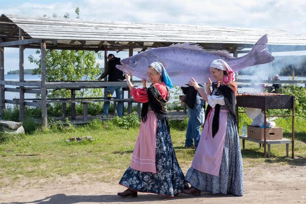 ヴェプス人の祭典「カラランド（「魚のほとり」の意）」に参加する人々。カレリア共和国・ルィブレカ村にて - Sputnik 日本