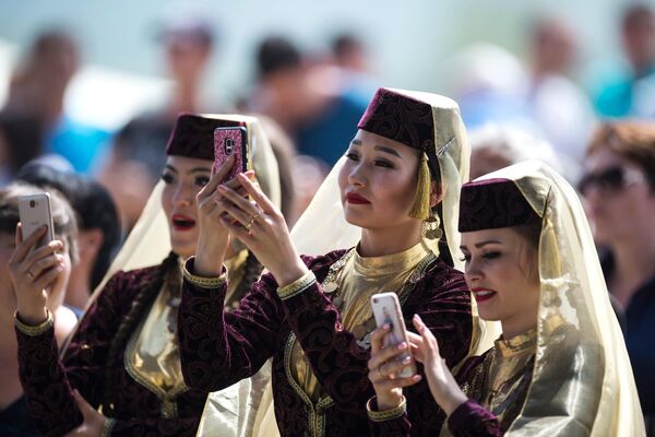 クリミア・タタール人の民族衣装を着て、春と豊穣の祭典「フドゥレルレス」を祝う女性たち。クリミア共和国・バフチサライにて - Sputnik 日本