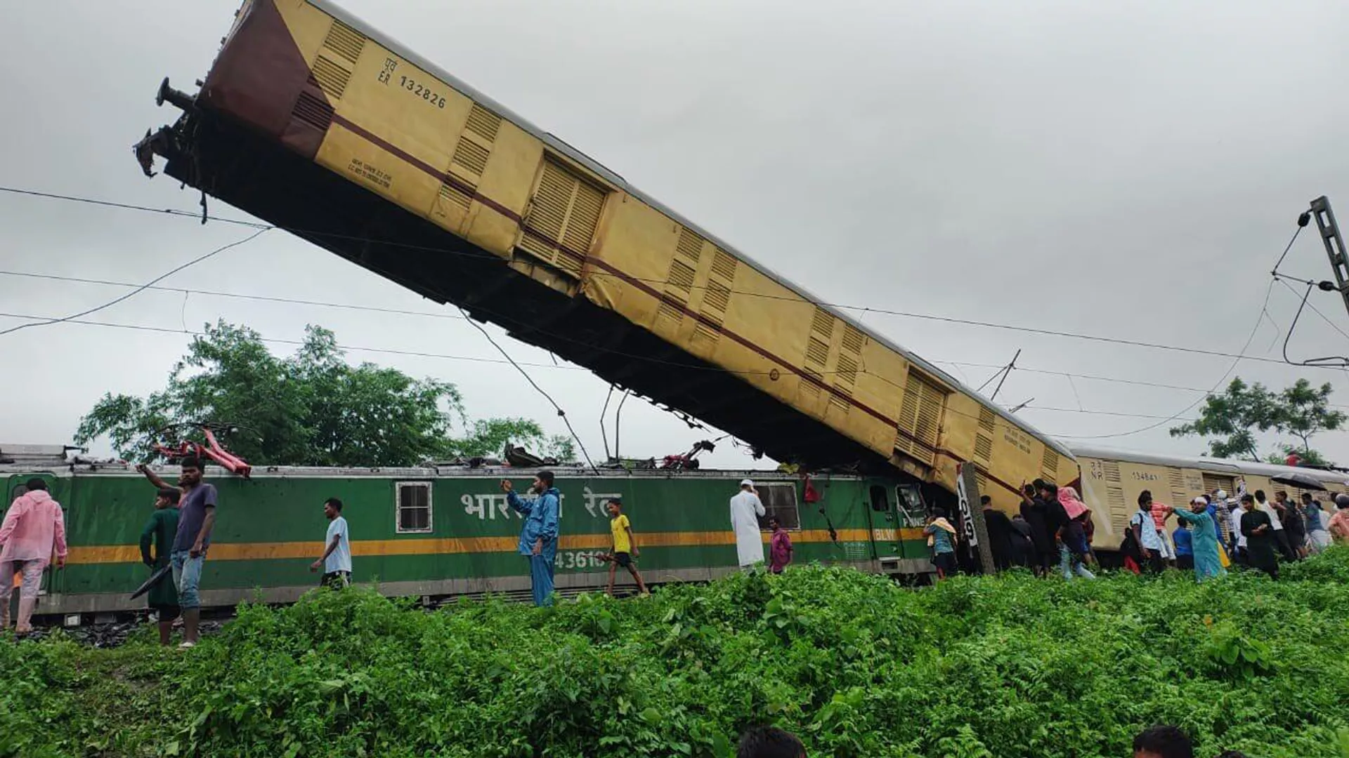 インドで列車同士が衝突