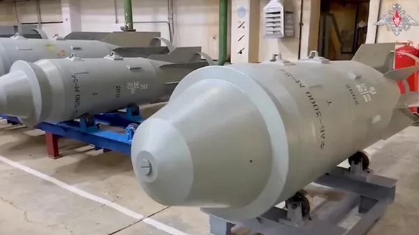 ロシア軍、ウクライナ軍の拠点を巨大な滑空誘導爆弾「FAB-3000」で攻撃 - Sputnik 日本