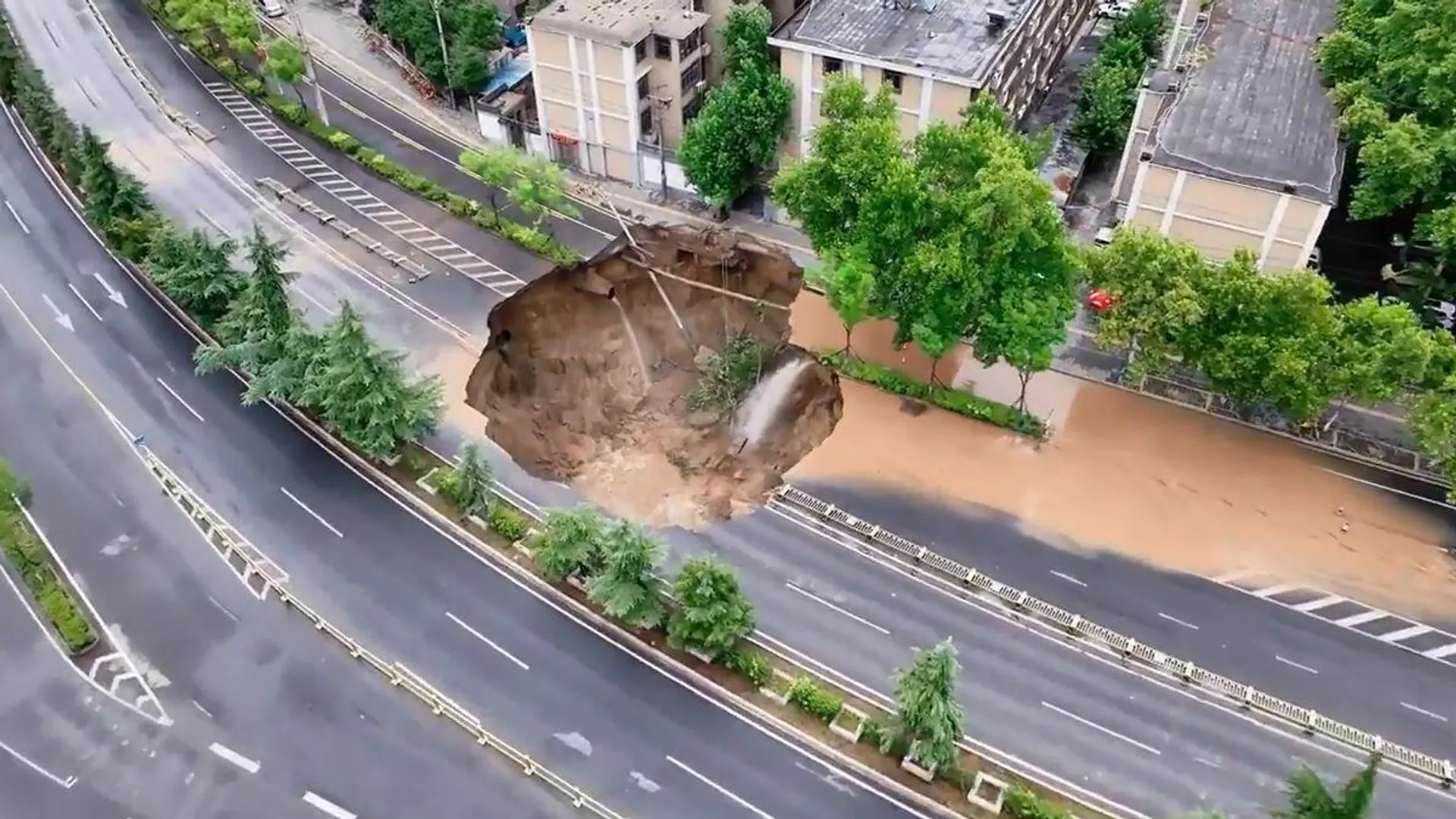 道路陥没