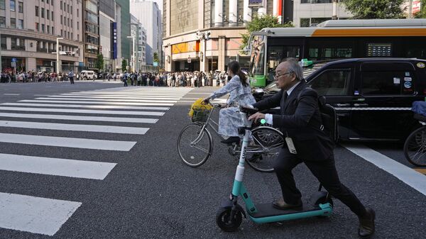 電動キックボードに乗る男性（違反者とは関連なし） - Sputnik 日本