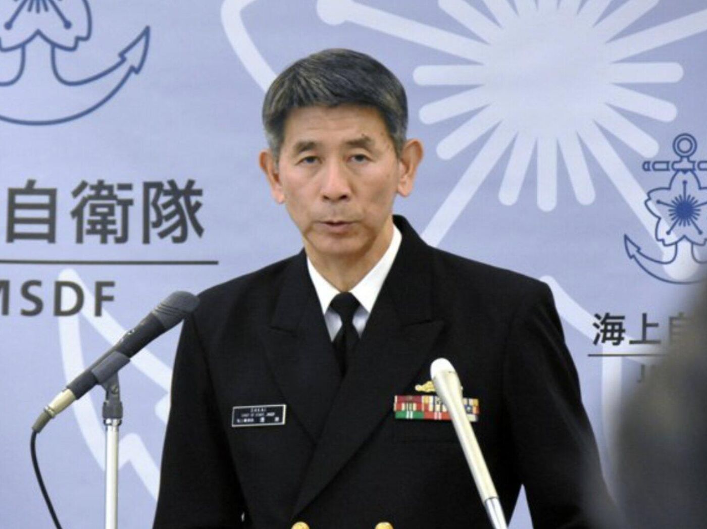 海自の海上幕僚長が辞任の意向、「特定秘密」の不適切な取り扱いが発覚