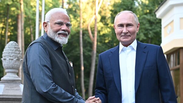プーチン大統領　モディ印首相と木立の中で歓談中 - Sputnik 日本