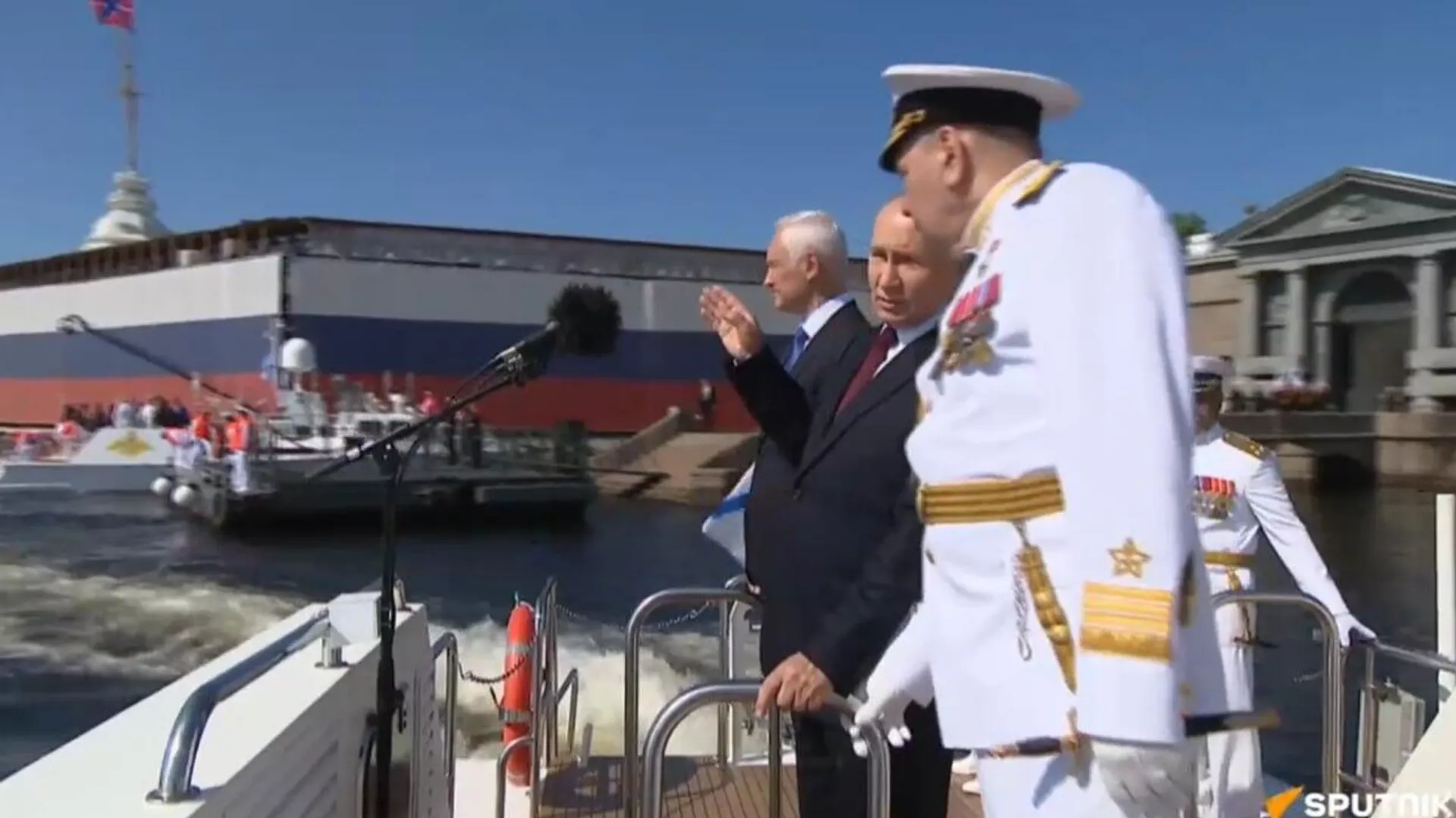 ロシアのプーチン大統領、サンクトペテルブルクの海軍パレードに到着
