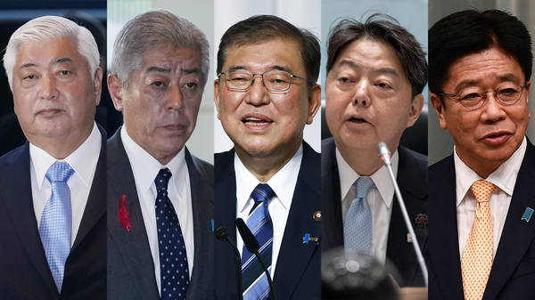 石破新内閣の顔ぶれ。左から中谷防衛相、岩屋外相、石破首相、林官房長官、加藤財相。 - Sputnik 日本