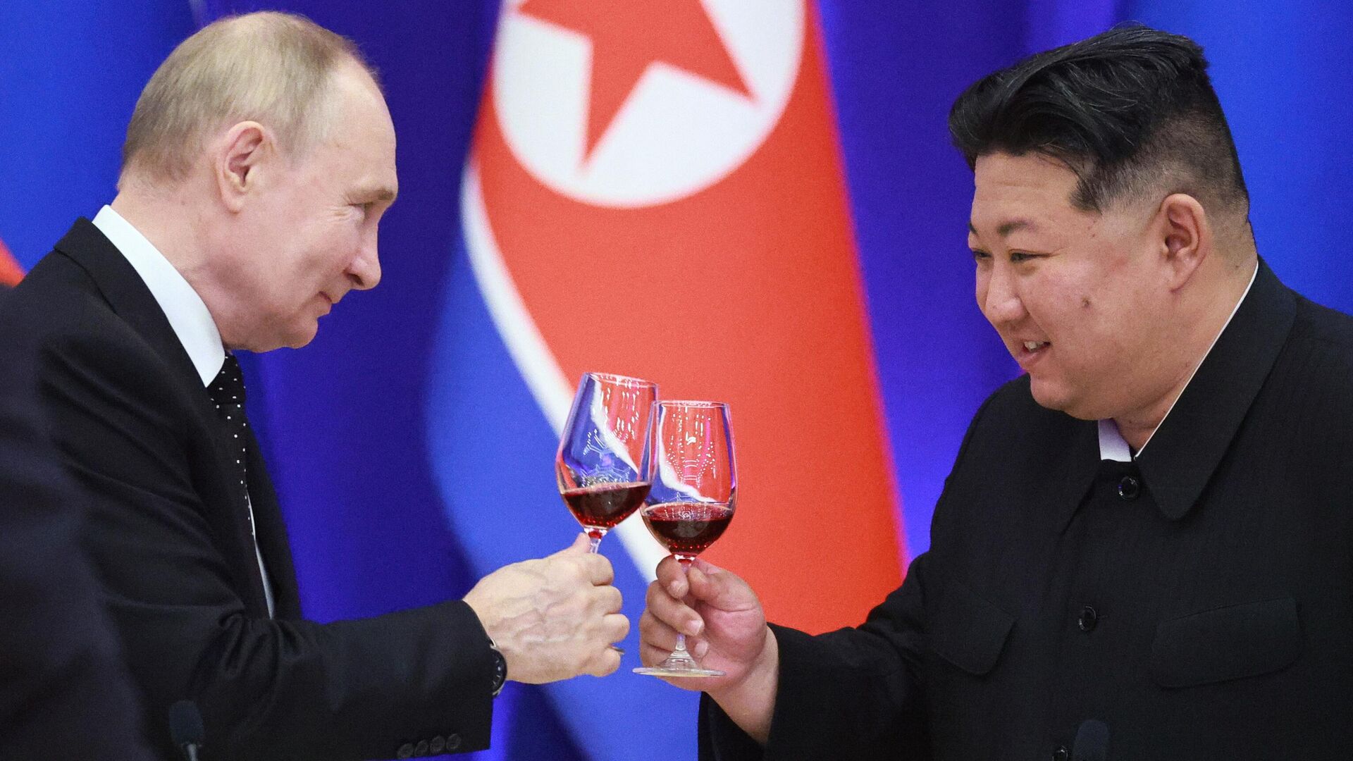 Президент РФ Владимир Путин и председатель государственных дел Корейской Народно-Демократической Республики Ким Чен Ын (справа) государственного приема, КНДР Президент РФ Владимир Путин и председатель государственных дел Корейской Народно-Демократической Республики Ким Чен Ын (справа) государственного приема, КНДР - Sputnik 日本, 1920, 03.09.2025