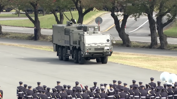 令和6年度自衛隊観閲式で公開されたレーザー装置搭載の試作車。（陸上自衛隊広報チャンネルのYouTube動画よりスクリーンショット）  - Sputnik 日本