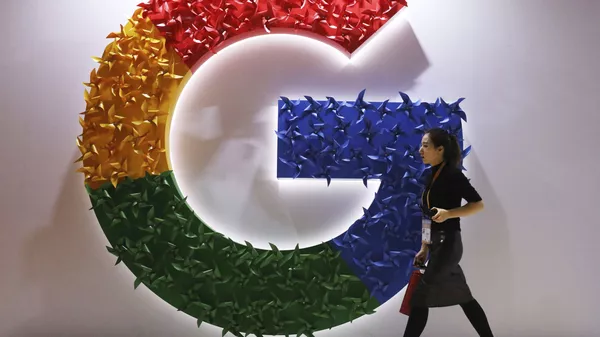 Женщина проходит мимо логотипа Google на Китайской международной выставке импортных товаров в Шанхае - Sputnik 日本