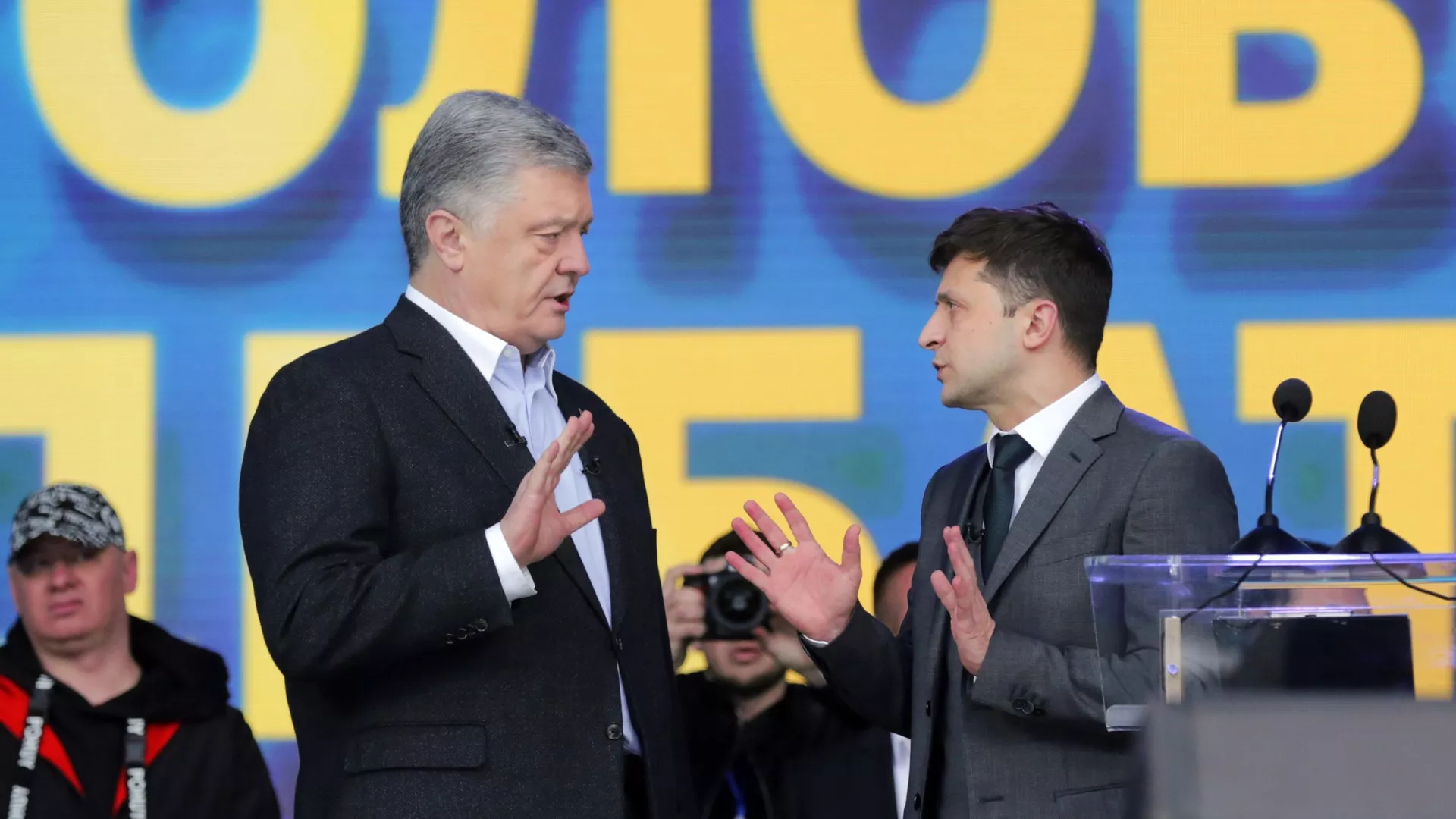 Действующий президент Украины, кандидат в президенты Петр Порошенко и кандидат в президенты от партии Слуга народа Владимир Зеленский во время дебатов в Киеве