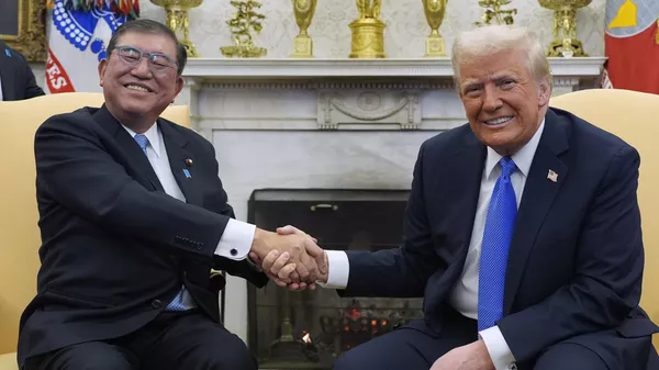Президент США Дональд Трамп и премьер-министр Японии Сигэру Исиба на встрече в Белом доме - Sputnik 日本