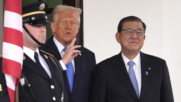 Президент США Дональд Трамп встречает премьер-министра Японии Сигэру Исиба - Sputnik 日本