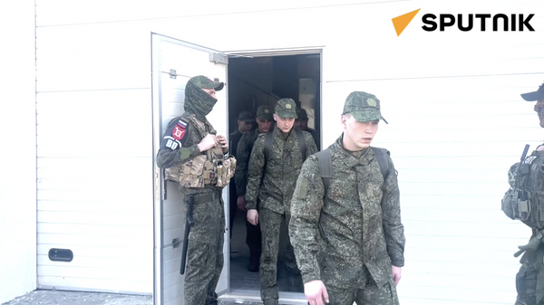 捕虜交換でロシア兵246人が帰還 - Sputnik 日本