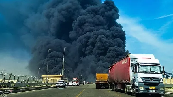 Дым поднимается после взрыва на территории морского порта в городе Бендер-Аббас, Иран - Sputnik 日本