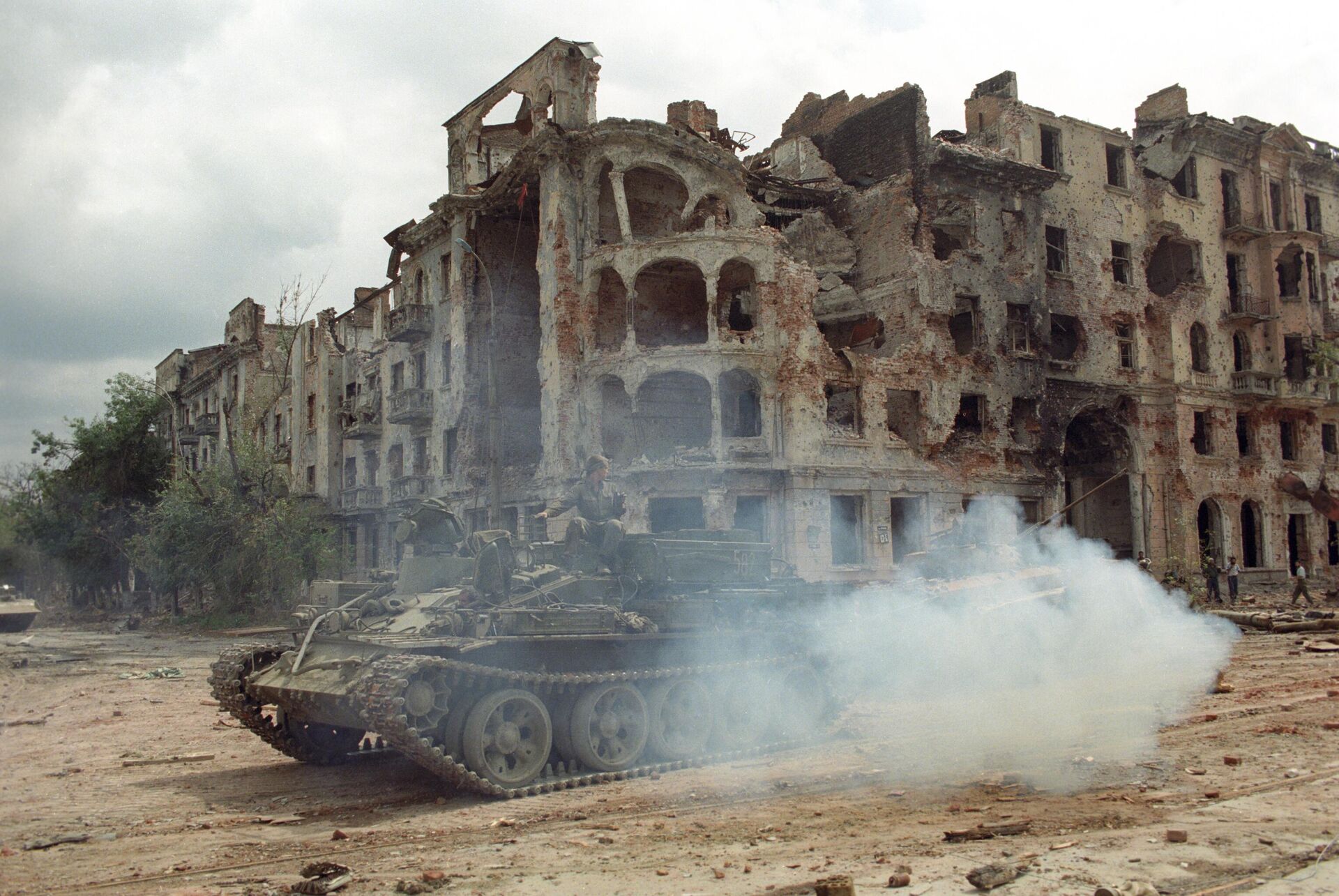 ビフォー:1996年8月のグロズヌイでの軍事作戦。市内中心部の破壊された家屋とロシア軍の装甲車両 ビフォー:1996年8月のグロズヌイでの軍事作戦。市内中心部の破壊された家屋とロシア軍の装甲車両 - Sputnik 日本, 1920, 07.05.2025